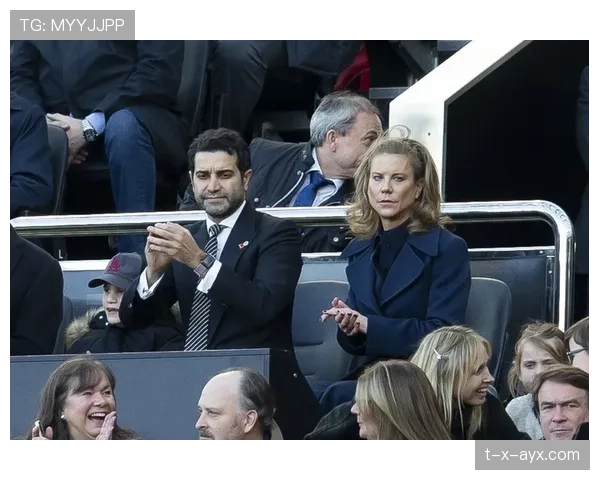 吴向东大球场上拼命，下了场竟然秒变豪宅沙发土豪？